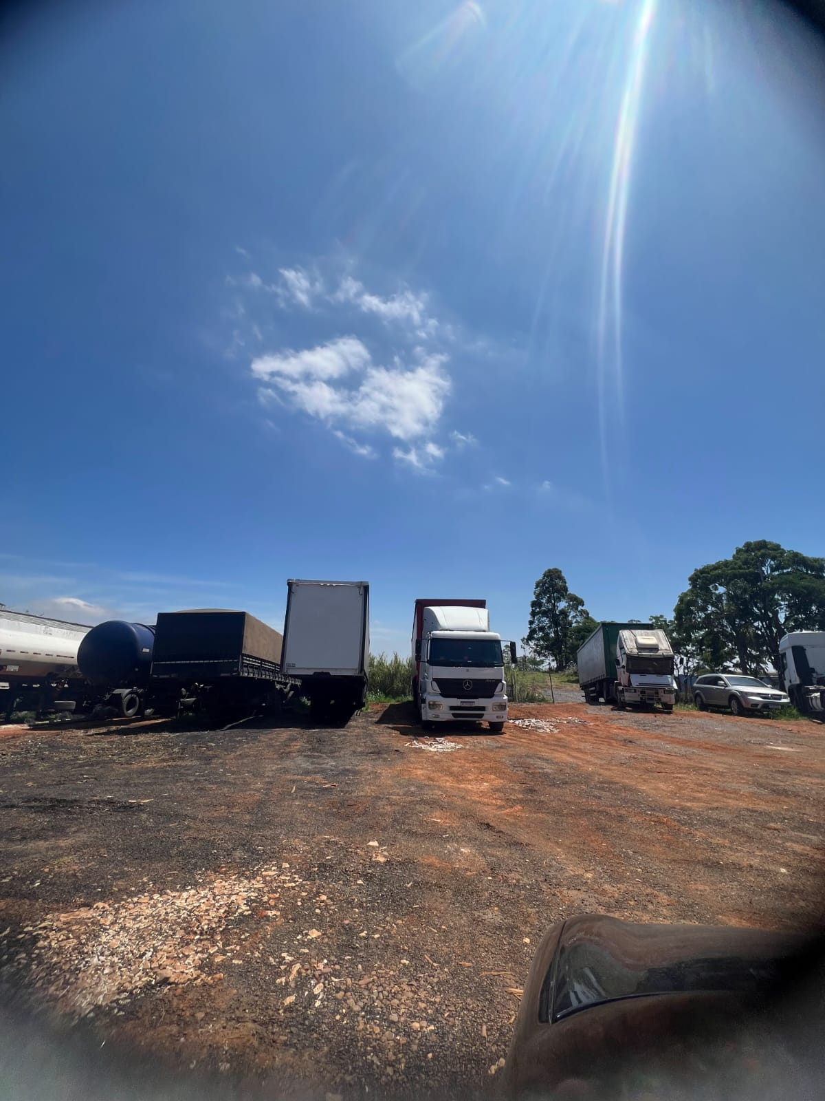 Caminhões estacionados em pátio seguro